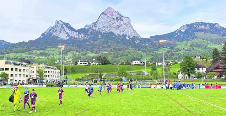 Wunderschön gelegenes Stadion mit enttäuschten Sinser Spielern. Foto: zVg