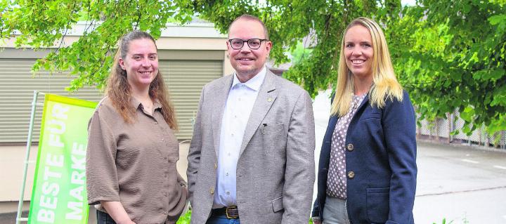 Die Ausbildung sowie die analoge und digitale Expertise unter einem Dach, haben in der Marketingwerkstatt höchste Priorität. Von links: Janine Strebel (Berufsbildnerin), Andreas Gnädinger (Geschäftsführer und Inhaber) und Andrea Villiger (Leiterin Digital Team). Foto: Gianna Florida