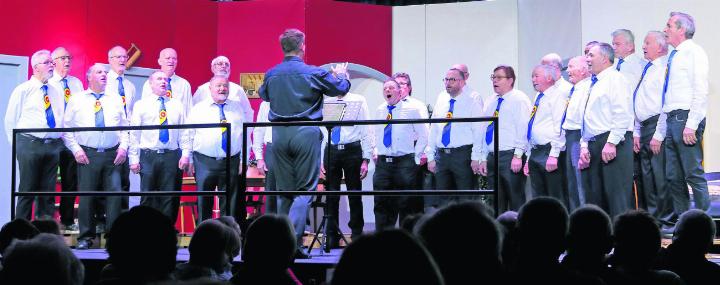 Der Männerchor Sins unter der Leitung von Steve Wächter konzertierte als erster Verein auf der neuen Bühne im Küngsmattsaal.