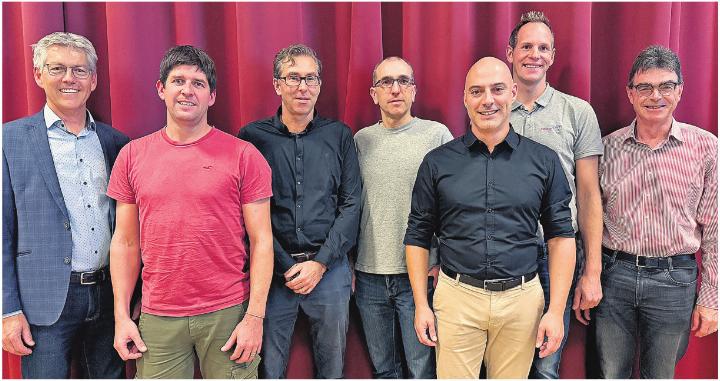 Informierten über die aktuelle Netzauslastung und das FlexPV-Modell: Albert Amstuz, Präsident Elektra Sins, Manuel Stocker, Präsident Elektra Abtwil, Karl Rüttimann, Präsident Elektra Aettenschwil, Andreas Romer, Präsident Elektra Mühlau, Lars Huber, PV-Experte, Michael Bütler, Betriebsleiter Elektra Auw und Karl Suter, Betriebsleiter Elektra Merenschwand (von links). Foto: rah Informierten über die aktuelle Netzauslastung und das FlexPV-Modell: Albert Amstuz, Präsident Elektra Sins, Manuel Stocker, Präsident Elektra Abtwil, Karl Rüttimann, Präsident Elektra Aettenschwil, Andreas Romer, Präsident Elektra Mühlau, Lars Huber, PV-Experte, Michael Bütler, Betriebsleiter Elektra Auw und Karl Suter, Betriebsleiter Elektra Merenschwand (von links). Foto: rah