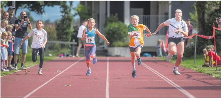 Leana Villiger (zweite von rechts) holte sich im 60-Meter-Lauf den Titel «Schnellscht Auweri 2025». Foto: zVg