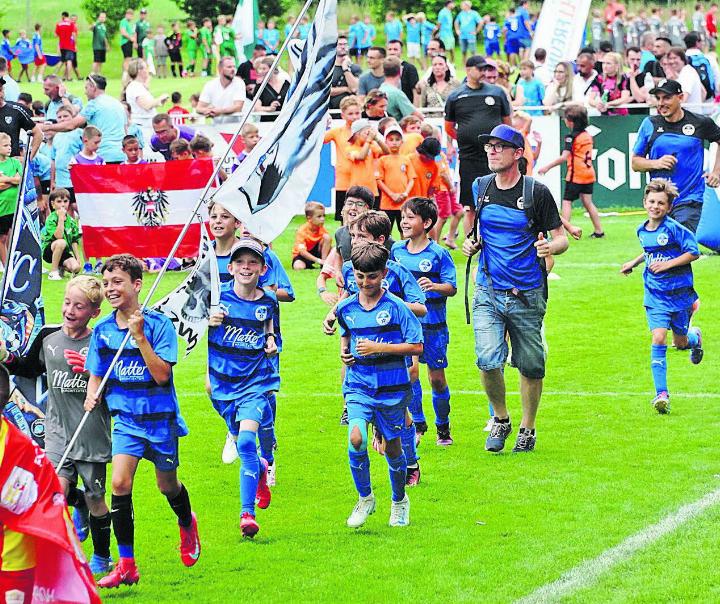 Für den Verein: Ivan Rust Das Team der Ea-Junioren beim Einlauf ins Stadion am Bodensee-Cup in Hard.Foto: zVg