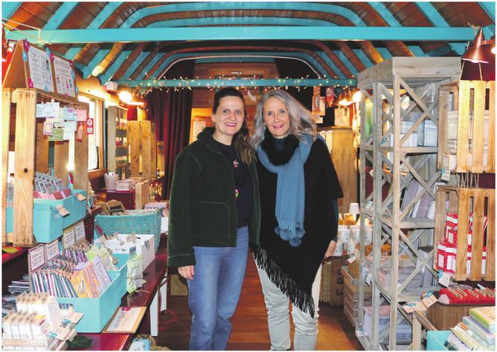 Marina Elmer, bekannt als Glücksschriften-Marina, und Doris Müller alias Frau Leben-dig in ihrem Pop-Up-Laden (von links). Foto: ci