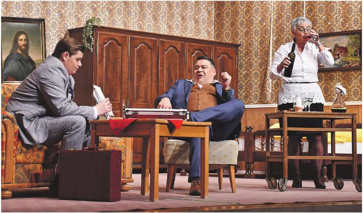 Mit dem Vertragsabschluss fliesst eine Menge Schwarzgeld in die Taschen von Schock: Pascal Stehli als Geschäftsmann, Daniel Zimmermann spielt den unangenehmen Hotelgast und Evelina Bieri eine Putzfrau in geheimer Mission (von links). Fotos:mo