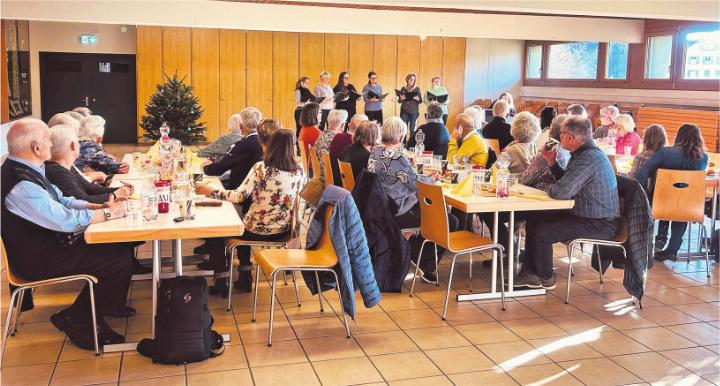 Die Senioren verfolgen aufmerksam den Auftritt der Frauen auf der Bühne. Foto: zVg