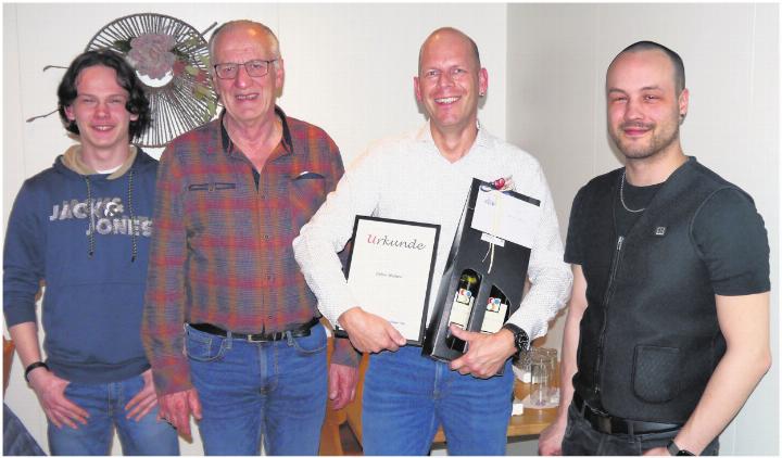 Jakub Paulovcak, Neumitglied, René Infanger, Sieger Vereinsmeisterschaft, Peter Huber, Ehrenmitglied und Tomas Paulovcak, Neumitglied (von links). Foto: zVg