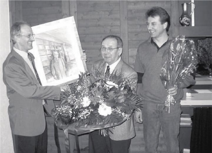 Präsident August Hengartner, der abtretende Brunnenmeister Josef Roos und sein Nachfolger, Urs Amhof. Foto: Archiv