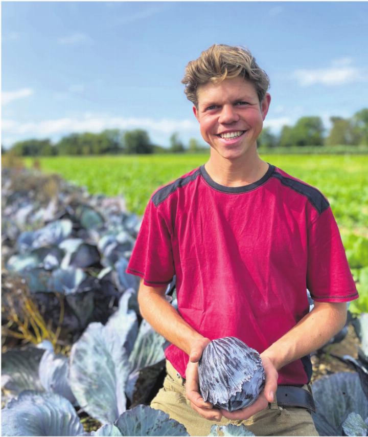 Philipp Althaus mit einem Rotkohl – seinem Lieblingsgemüse. Fotos: zVg