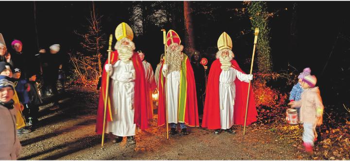 Magischer Moment, als die Chläuse mit ihrem Gefolge beim Forsthaus ankamen. Fotos: rah