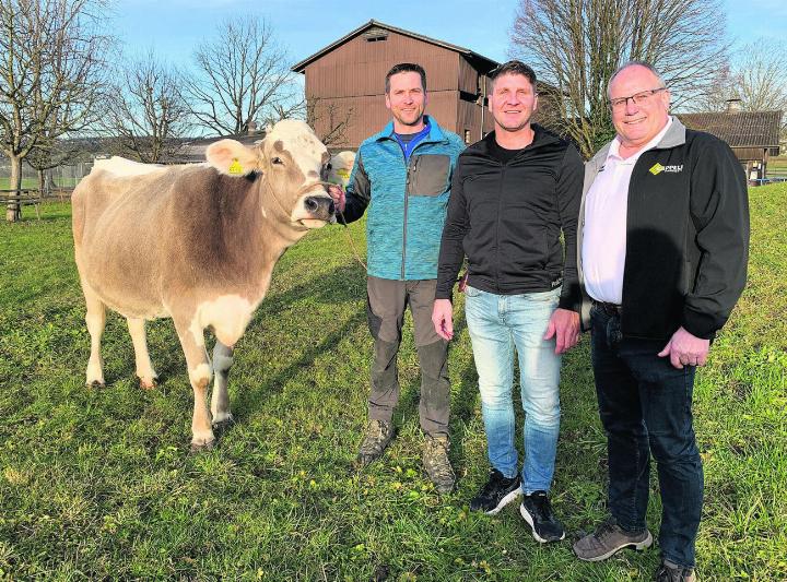 Siegerrind Britta, präsentiert von Züchter Adi Odermatt, Spender Sandro Vollenweider und Gabenchef Alois Odermatt. Fotos: zVg