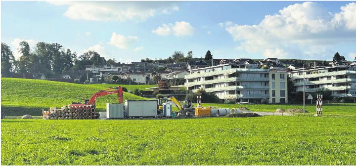 Die Bauarbeiten auf der Wiese oberhalb des Küfermatt-Kindergartens sollten Ende Jahr fertig sein. Foto: ci
