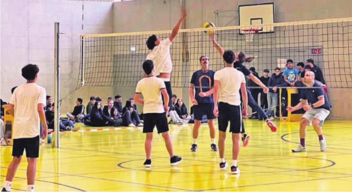 Volleyball Schüler-Lehrpersonen-Match: Engagiert und immer fair spielte «Volley Abgang» gegen «VC Betablocker» 
Fotos: zVg