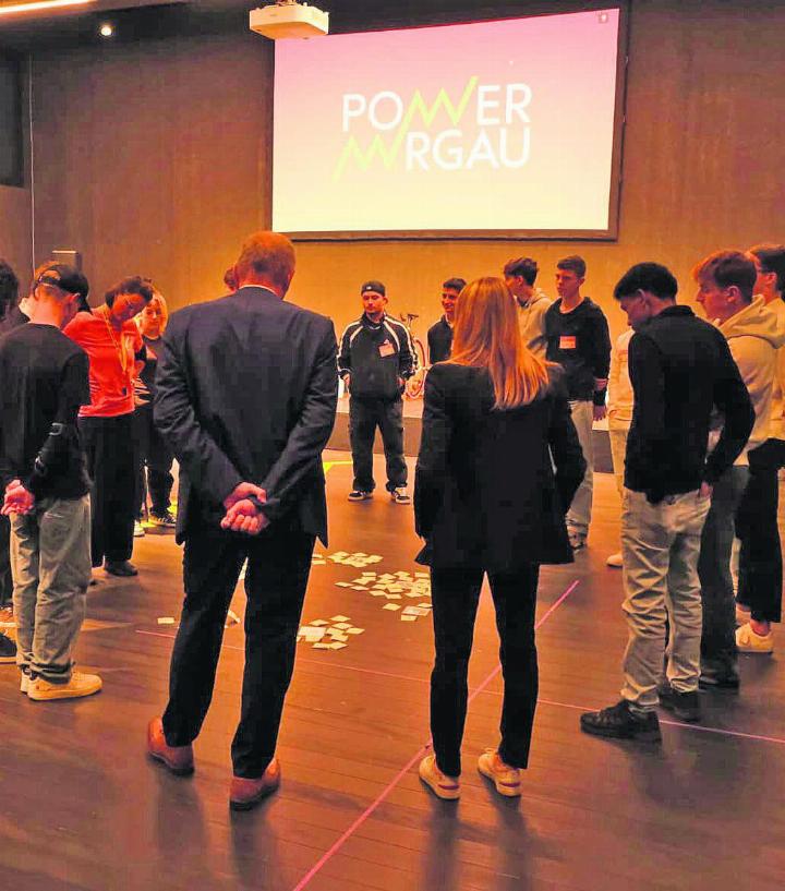 Regierungsrat Stephan Attiger tauschte sich mit Berufsschülern aus. Foto: zVg