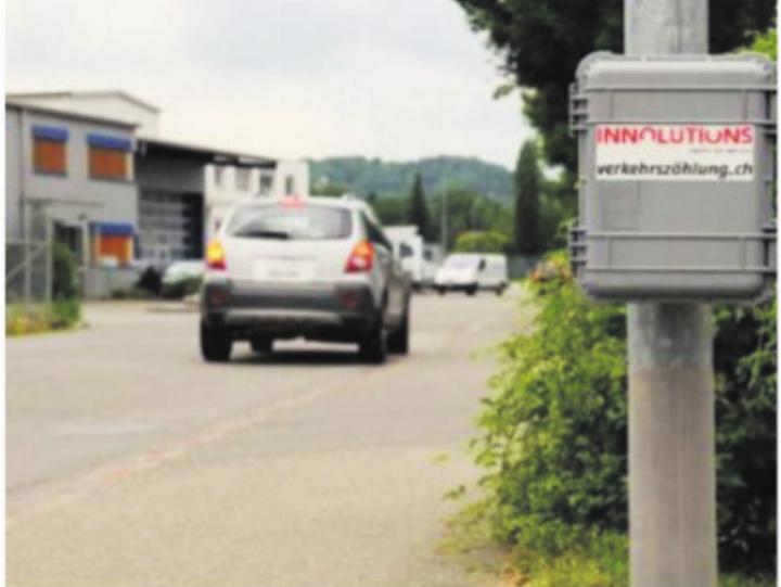 Zählgerät an Kandelaber montiert.