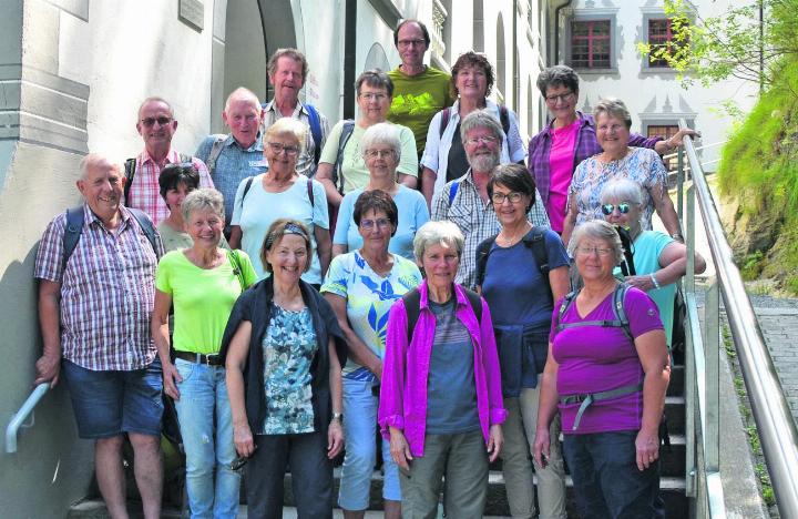 Kirchenchor Dietwil vor dem barocken Badehaus. Foto: zVg