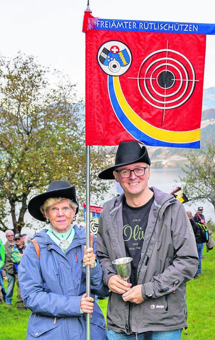 Rolf Furrer mit Siegerbecher und Alice Schenkel mit Standarte. Foto: zVg