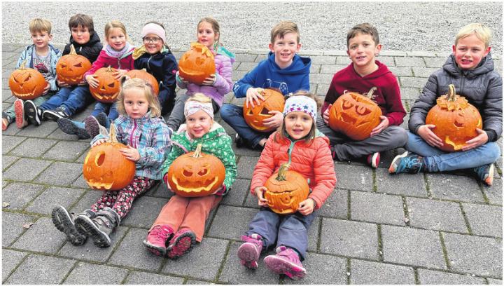 Die Kinder haben zusammen fantasievolle Kürbisgesichter hergestellt. Foto: zVg