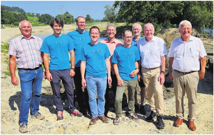 Regierungsrat Stephan Attiger (2. von rechts) umgeben von Vertretern aller Projektbeteiligter. Foto: eh