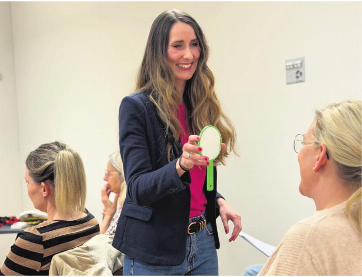 Sandra Schillig zeigt im Elternvortrag mit einer einfachen Übung, wer der 
wichtigste Freund im Leben ist: man selbst. Resilienz beginnt bei mir.  Foto: zVg