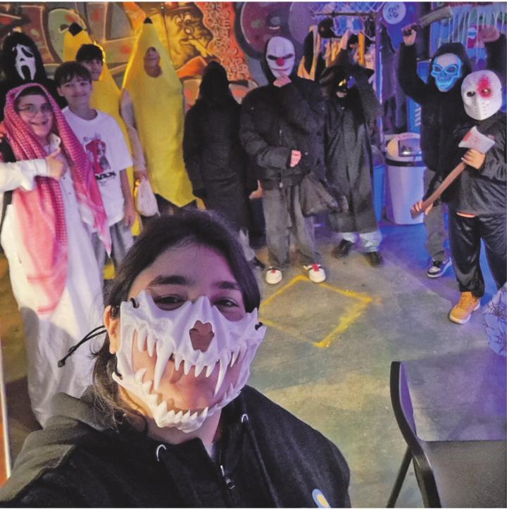 Jugendarbeiterin Gizem mit den Teilnehmenden am Kostümwettbewerb. Foto: zVg