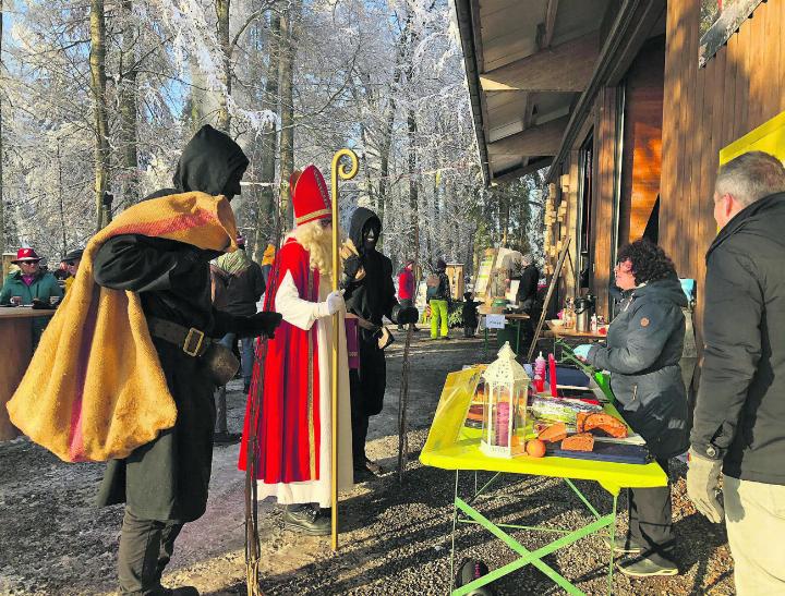 Der Samichlaus besuchte auch den karitativen Kuchenstand. Foto: zVg