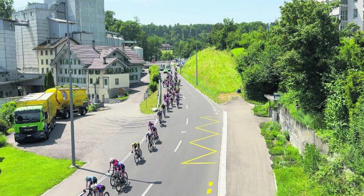 Marlen Reusser (vorne im gelben Trikot) fuhr am Samstag im Fahrerfeld durch Sins. Am Sonntag konnte sie die Etappe nach Küssnacht gewinnen und entschied die Tour für sich. Fotos: zVg