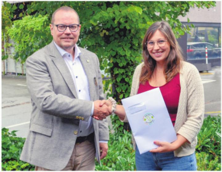 Natasha Kluser freute sich über den Freiämter Ballonfahrt-Gutschein, der ihr von Andreas Gnädinger übergeben wurde. Foto: zVg