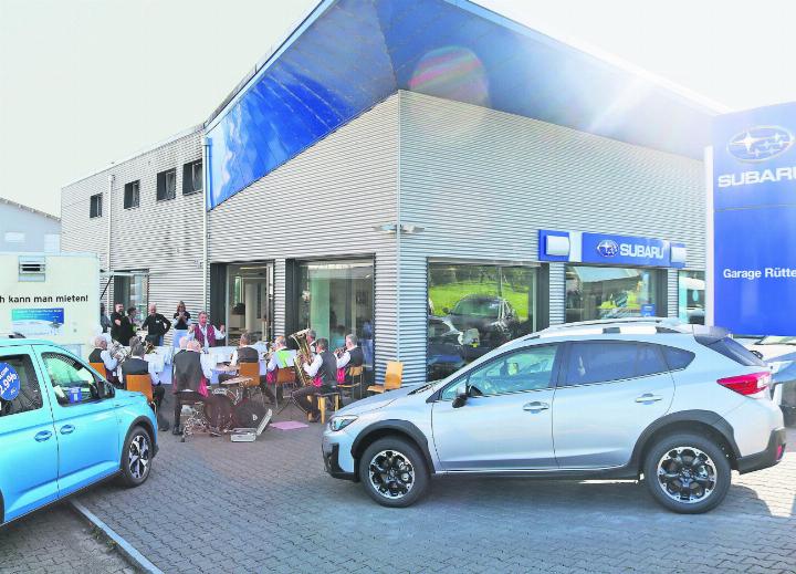 Am Sonntag spielten die Original Reusstal Musikanten an der Herbstausstellung der Garage Rütter in Mühlau.