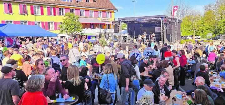 Mitten auf der sanierten Aarauerstrasse feierten Gross und Klein bei bester Laune ihr neues Dorffest. Foto: eh