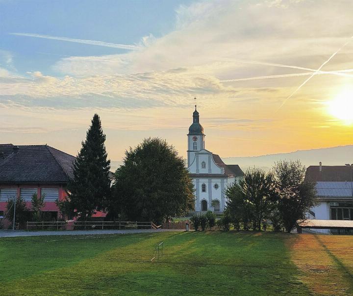 Die Pfarrkirche und die Mehrzweckanlage von Dietwil im winterlichen Sonnenschein. Foto: zVg