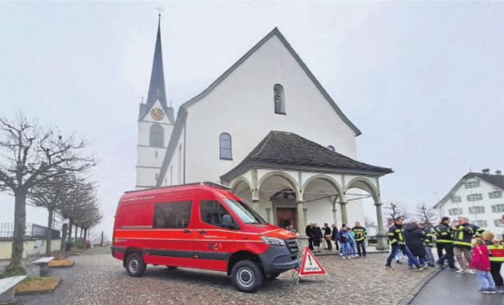 Pfarreileiter Johannes Frank segnete das neue Feuerwehrauto. Foto: zVg