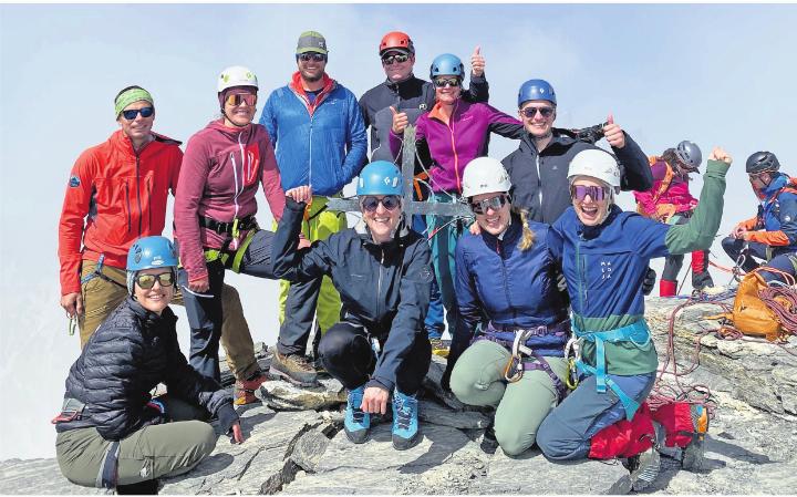 Gipfelfoto nach dem Erklimmen des 3000ers. Eine tolle Leistung. Foto: zVg