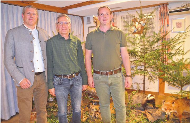 Leitung der Bezirkssektion Jagd Aargau: Guido Heggli übergibt an Adrian Seiler, dessen Stellvertreter wird Daniel Wyss (von links). Foto: tst