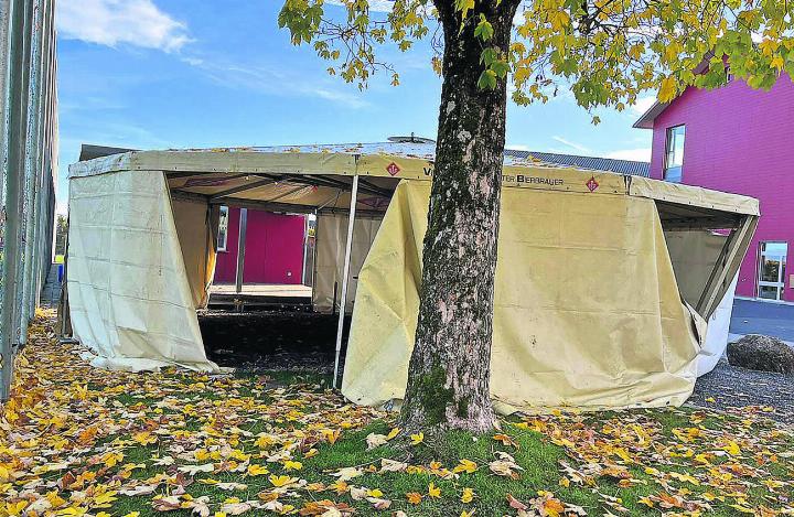 Diverse Blachen des Zelts wurden beim Clubhaus heruntergerissen. Foto: zVg