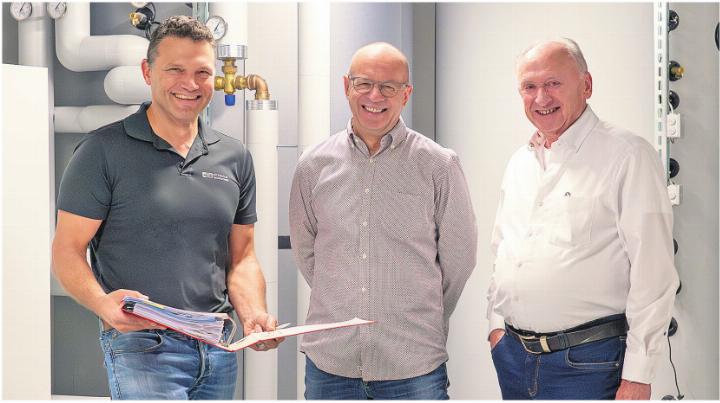 Viel Freude an der neuen Heizung: Peter Iten, Bernhard Seiler und Markus Egloff (von links). Foto: zVg