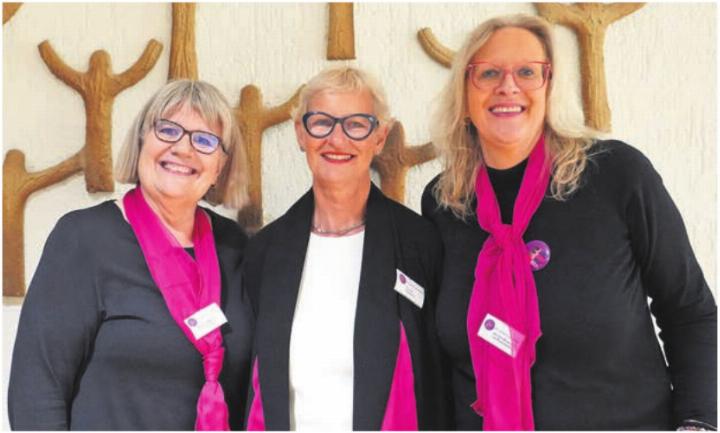 Die neuen Co-Präsidentinnen Evelyne Wernli (links) und Sandra Blasucci (rechts) mit der abtretenden Präsidentin Pia Viel. Fotos: zVg