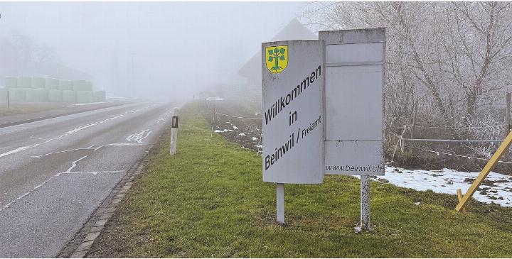 Diese Willkommenstafeln sollen durch modernere Tafeln mit indirekter LED-Beleuchtung ersetzt werden. Fotos: rah