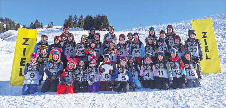 Nach der Fahrt ist vor dem Feiern – fröhliches Posieren im Zielgelände. Foto: zVg