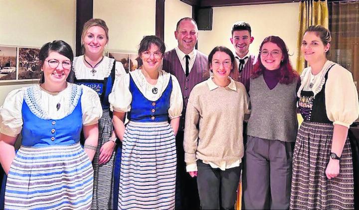 Doris Walker, abtretende Vizepräsidentin; Monika Amhof, bisherige Aktuarin; Sandra Peter, bisherige Kassier; Oskar Betschart, neuer Vizepräsident; Julia Näf, Neumitglied der Trachtengruppe Mühlau; Jonas Wettstein, abtretender Präsident; Lea Wettstein und Nadia Stettler, neu gewählt in den Vorstand, Beisitzerinnen (von links). Foto: zVg