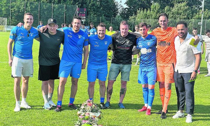 Wurden vor dem Spiel vom FC Sins verabschiedet: Dario Inglin, Sven Feer, Loris Völker, Marc von Flüe, Dominik Müller, Michi Hohl, Marco Peterhans und Calderon Mavembo (von links). Foto: zVg