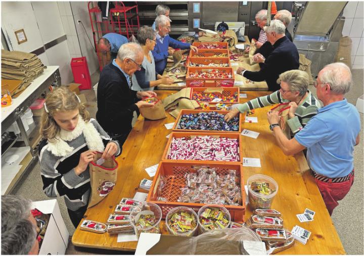 Die Mitglieder und das Umfeld des Kiwanis Club Lindenberg befüllen die rund 2’000 Säckli während eines ganzen Tages. Foto: zVg