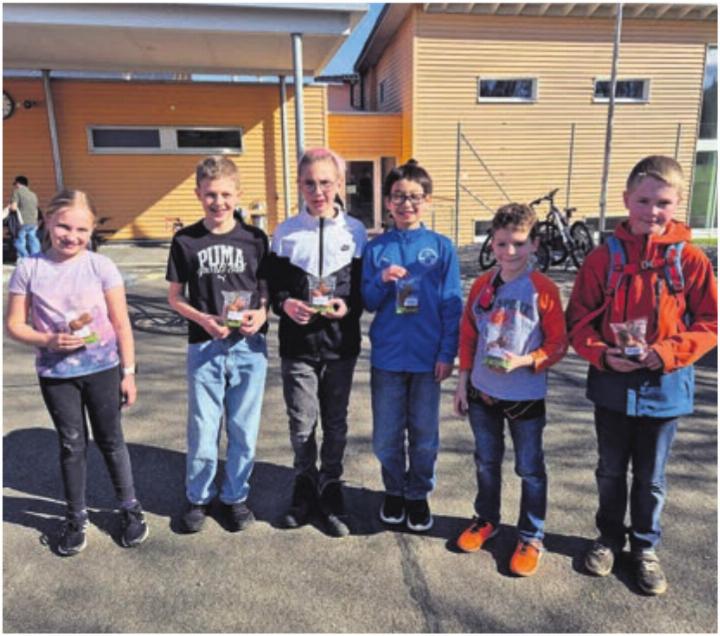 Ein Mädchen und fünf Jungen durften sich über einen Schoggihasen freuen. Foto: zVg
