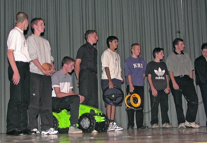 Die Schülerinnen und Schüler des Sek 4a stellten ihren zukünftigen Beruf bei der Abschlussfeier vor.