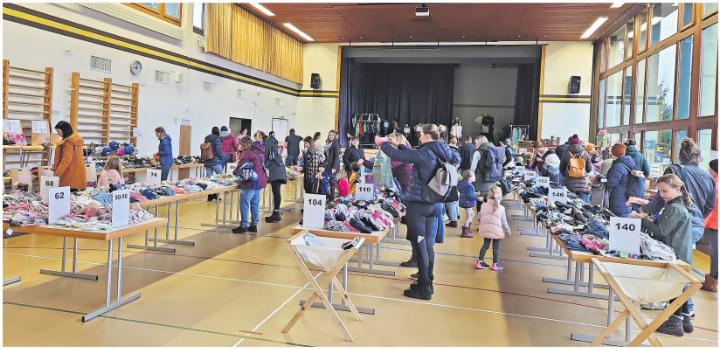 Zufriedene Käufer und wertvolle Unterstützung für den guten Zweck. Foto: zVg