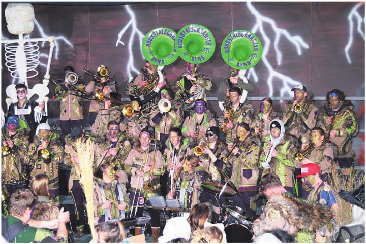 Auftritt der Rüüsstalschränzer am Schränzerball 2025. Foto: zVg