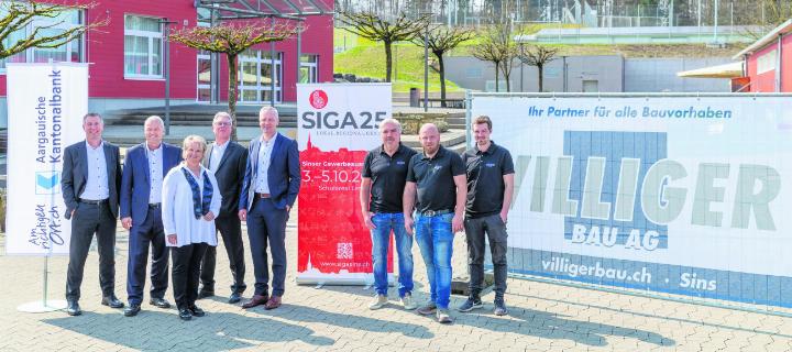 Die beiden SIGA25-Hauptsponsoren, versammelt auf dem Schulareal Letten: Von links, das Team der Aargauischen Kantonalbank, Niederlassung Sins, mit Benno Villiger (Niederlassungsleiter), Markus Burri (Kundenberatung Private), Angelika Willi (Beraterin Kundenzone), Markus Schürch (Kundenberater Private und Geschäfte) und Patrick Andermatt (Kundenberater Private) sowie stellvertretend für das Team der Villiger Bau AG, Josef Villiger (Inhaber und Geschäftsführer), Fabian Baumann (Stv. Geschäftsführer) und Joel Widmer (Bauführer). Foto: zVg