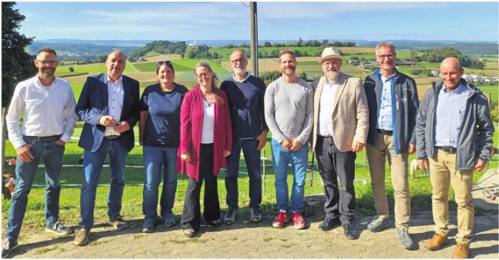 Ralf Bucher, BVA, Markus Dieth, Regierungsrat, Karin Keller, Betriebsleiterin, Bea Vonlanthen, Agrofutura, Michel Fischler, mf Landwirtschaft und Umwelt, Matthias Albrecht, Agroscope, Andreas König, Aargauer Bienenzüchterverein, Matthias Müller und Josef Burri, Landwirtschaft Aargau (von links).