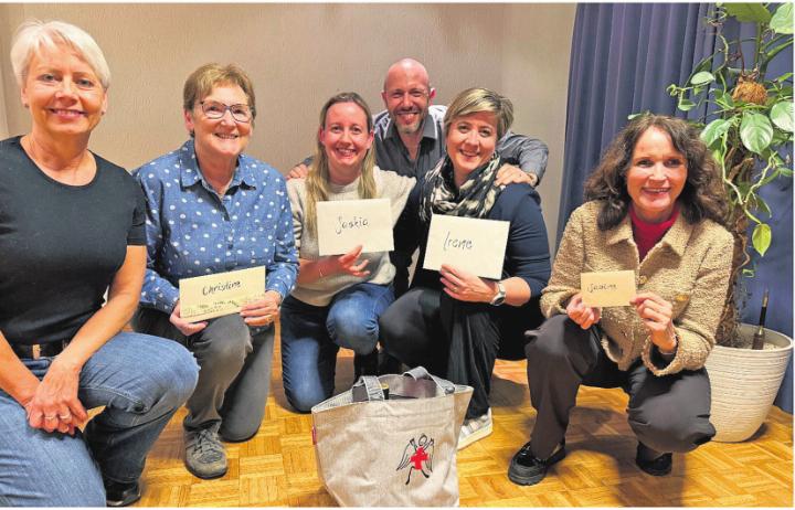 Karin Odermatt (neu im TK-Team), Christine Müller (Verabschiedung vom TK-Team), Saskia Weber (10 Jahre Samariter), Irene Huber und Sabine Eppler (je 20 Jahre Samariter), hinten Fabio Tufano (neu im Samariter). Es fehlt Chantal Python, ebenfalls neu im Samariter. Fotos: zVg