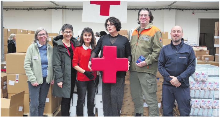 Packen mit an: Marie-Helen Roniger, Colette Basler, Regula Kiechle, Patti Basler, Jochen Külling und Sandro Magistretti (von links). Foto: zVg