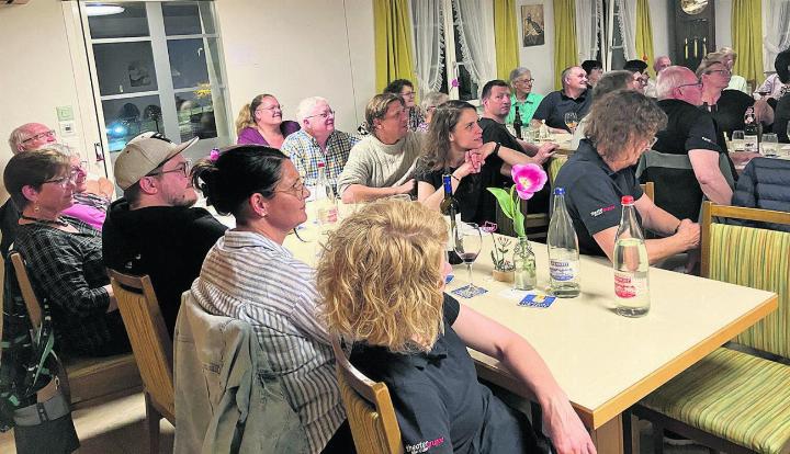 Gespannte Aufmerksamkeit bei der Versammlung. Foto: zVg